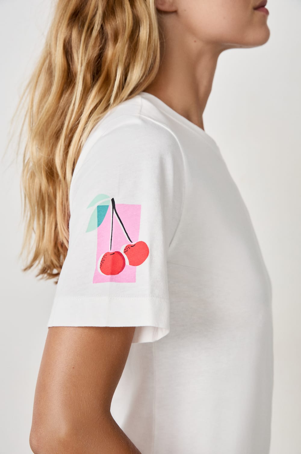 T-shirt imprim&eacute; "Sweet Cherie" en coton;${refinementColor}