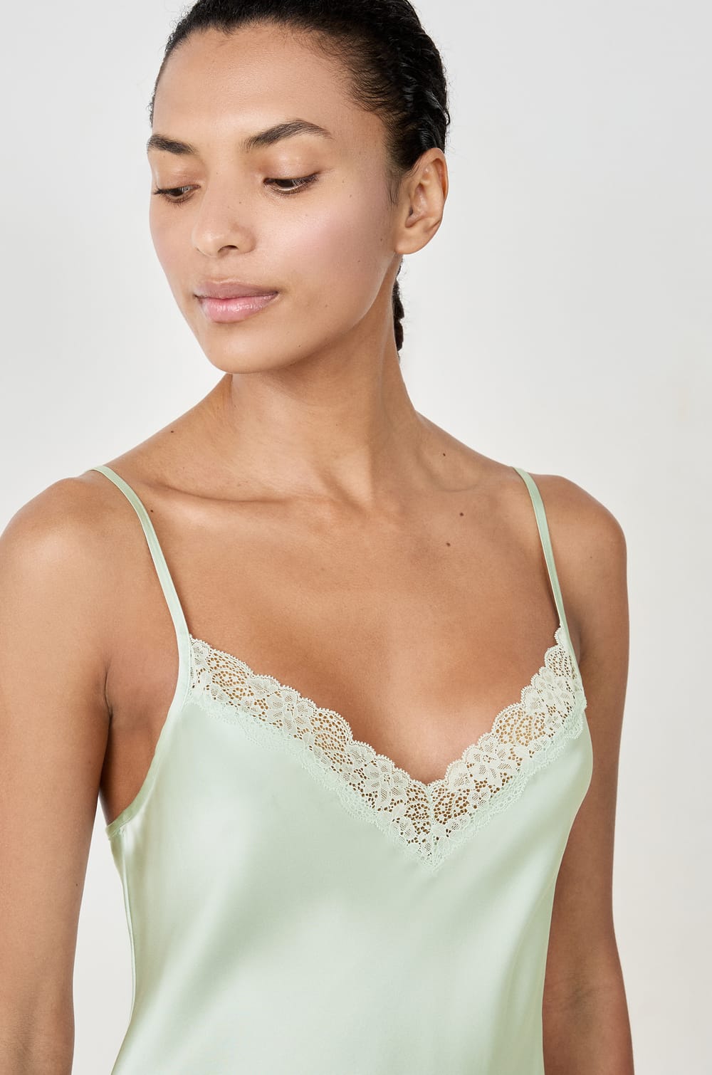 Nuisette en soie détails dentelle;${refinementColor}