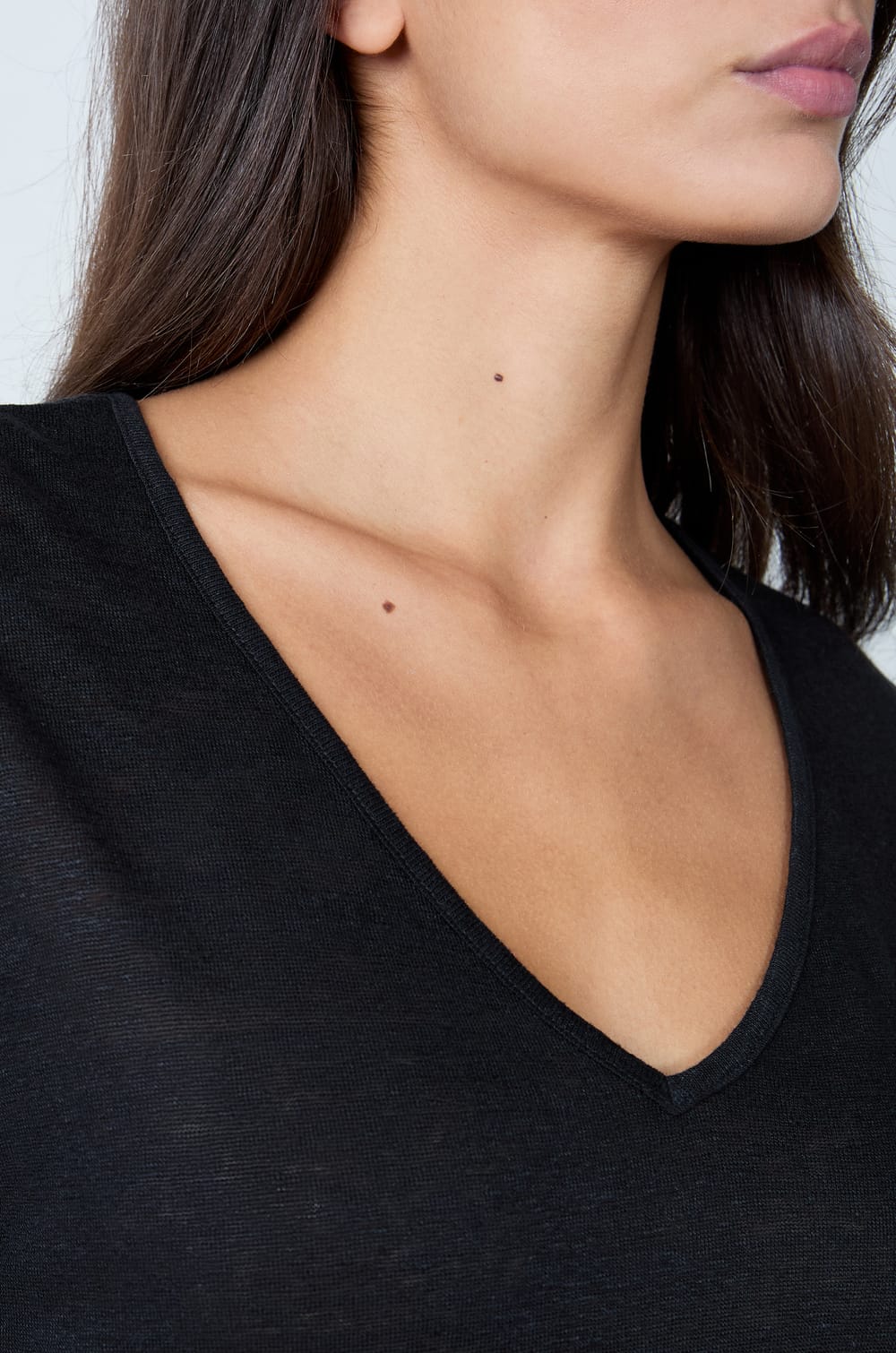 Camiseta de lino con cuello en V;${refinementColor}