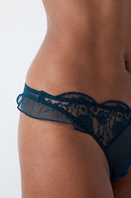 String en tulle brodé;${refinementColor}