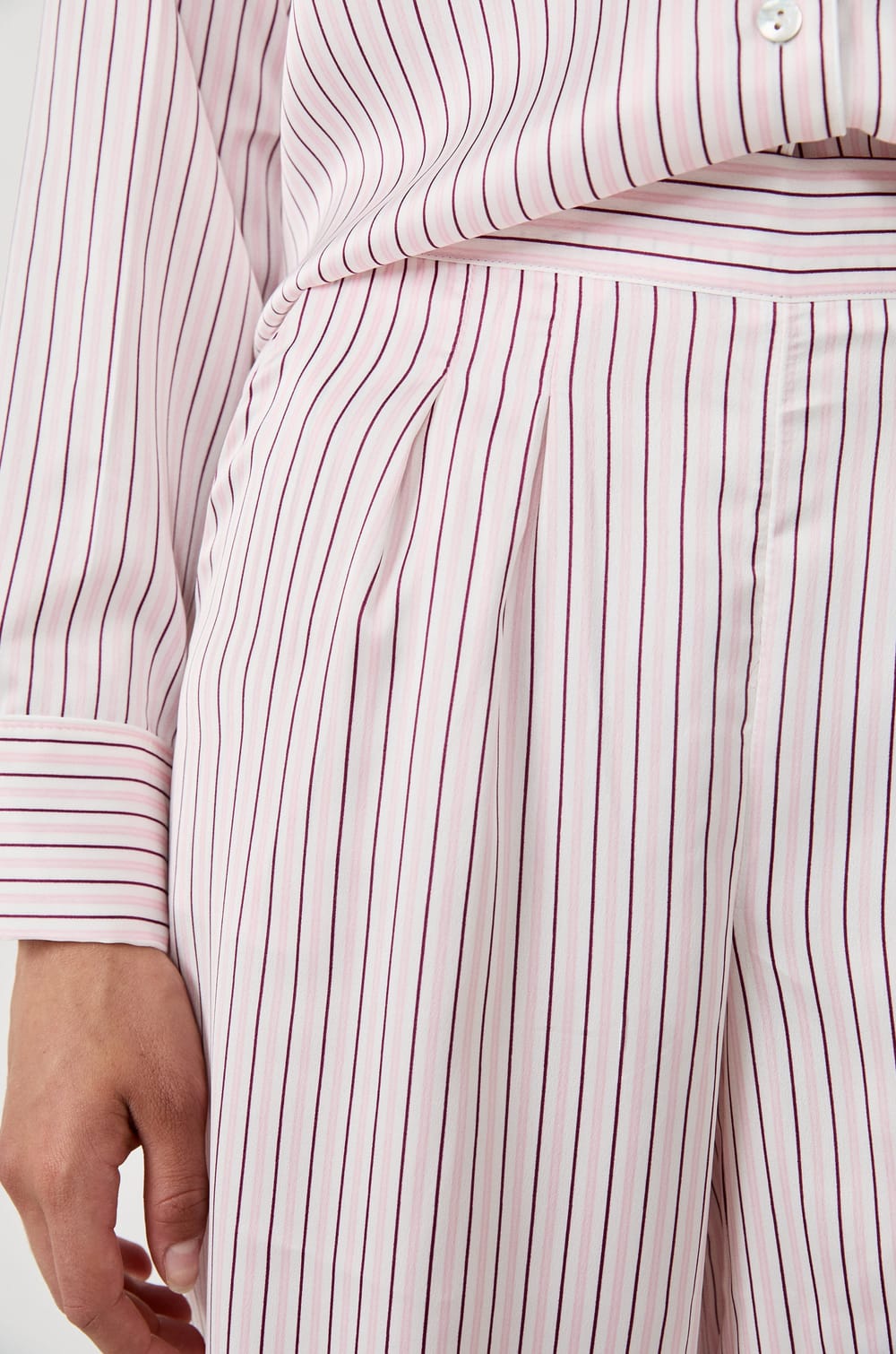 Pantalon de pyjama en satin à rayures;${refinementColor}
