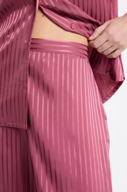 Pantalon de pyjama satinée à rayures;${refinementColor}
