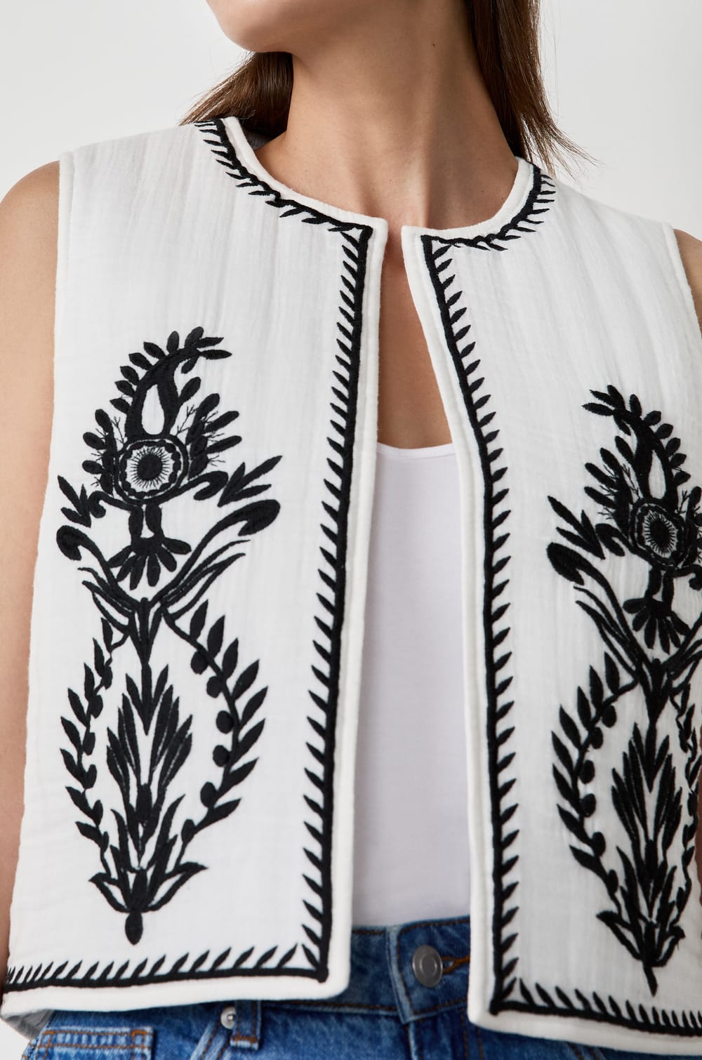 Embroidered Sleeveless Vest;${refinementColor}