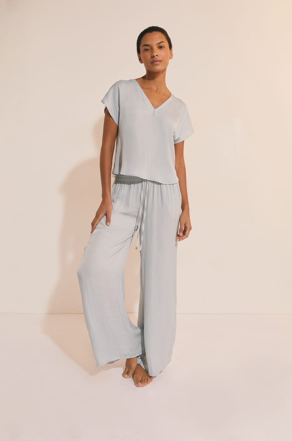 Pantalon satin&eacute; coupe large;${refinementColor}