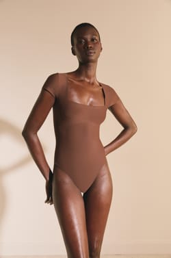 Body manches courtes avec pads amovibles;${refinementColor}