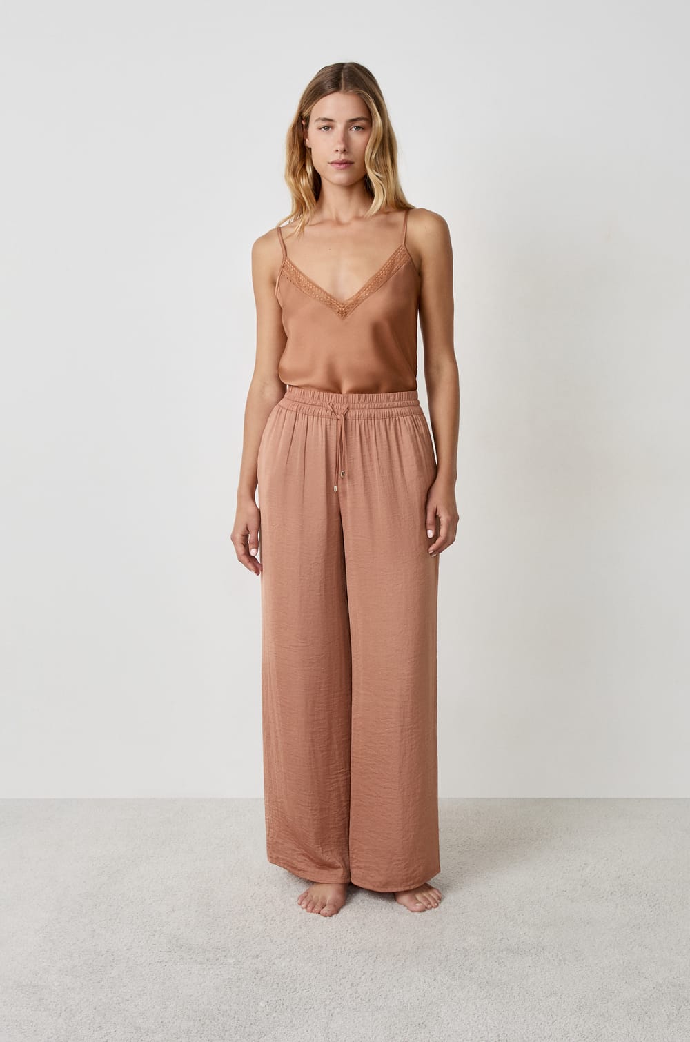 Pantalon satin&eacute; coupe large;${refinementColor}