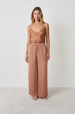 Pantalon satin&eacute; coupe large;${refinementColor}