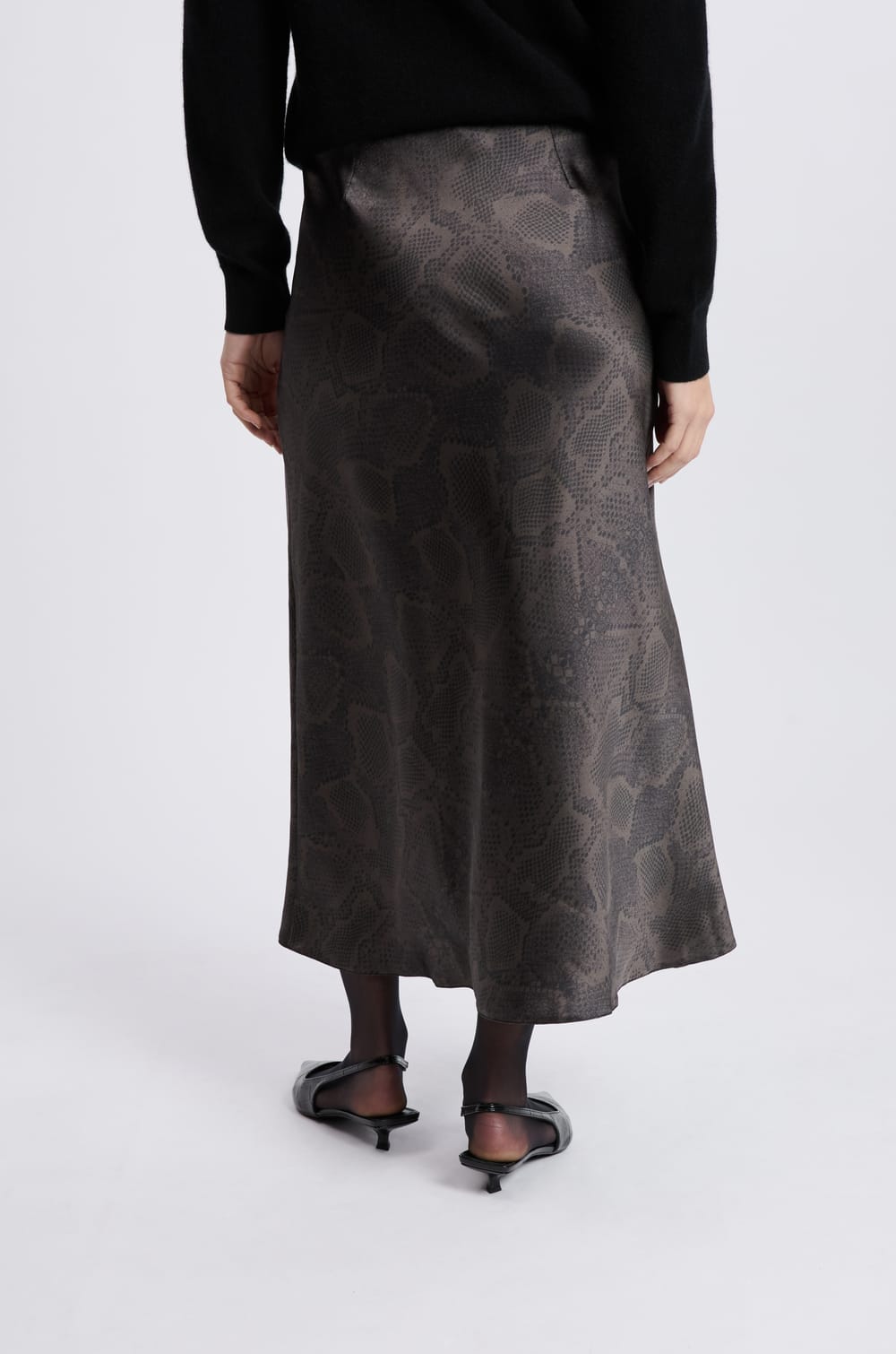 Falda larga satinada con estampado de serpiente;${refinementColor}