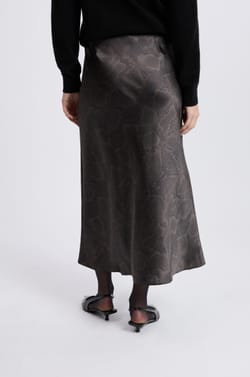 Falda larga satinada con estampado de serpiente;${refinementColor}