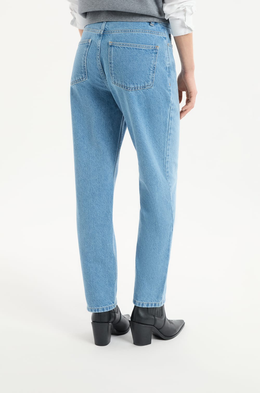 Straight Cut Jeans;${refinementColor}
