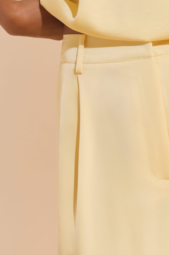 Pantalon fluide satin&eacute;;${refinementColor}