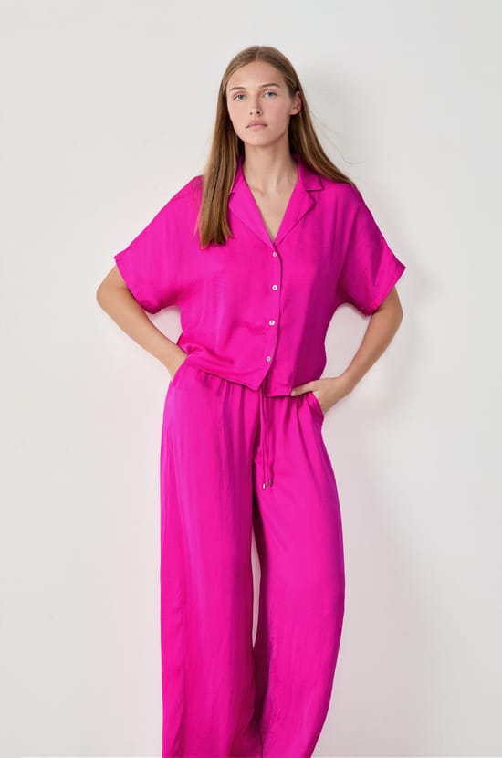 Camisa satinada de manga corta;${refinementColor}