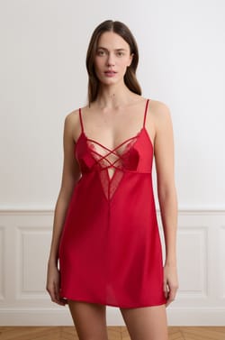 Nuisette en satin avec d&eacute;tails lac&eacute;s et dentelle;${refinementColor}