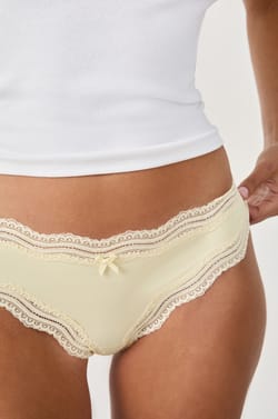 Tanga bords dentelle en microfibre;${refinementColor}