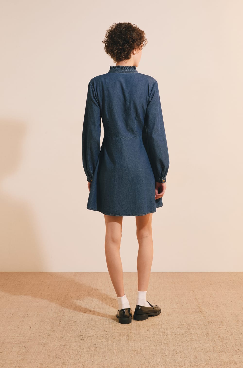 Robe courte &agrave; manches longues en jean;${refinementColor}