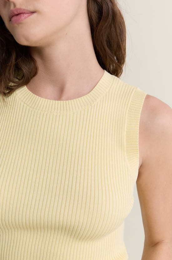 D&eacute;bardeur en maille fine c&ocirc;tel&eacute;e;${refinementColor}