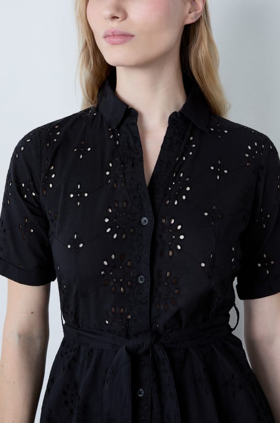 Robe courte broderie manches courtes;${refinementColor}
