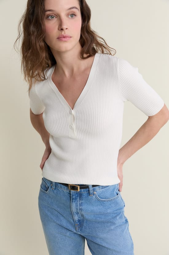 Pull col V manches courtes c&ocirc;tel&eacute;;${refinementColor}