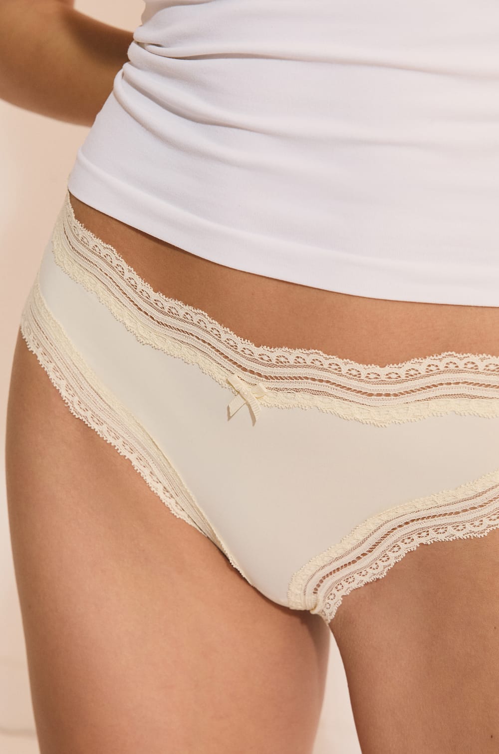 Tanga bords dentelle en microfibre;${refinementColor}