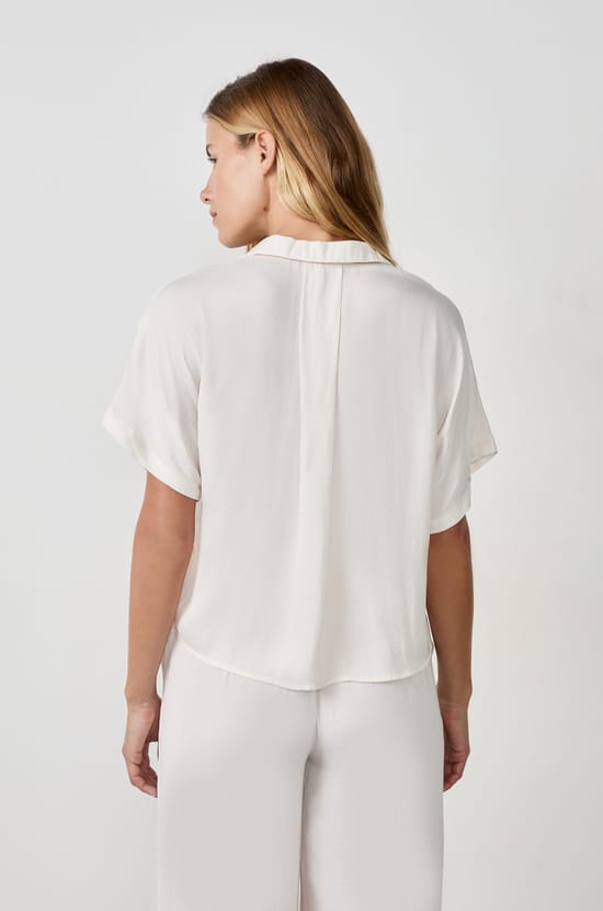 Camisa satinada de manga corta;${refinementColor}
