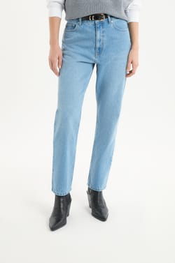 Straight Cut Jeans;${refinementColor}