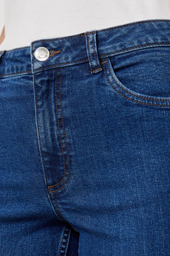 Straight Cut Jeans;${refinementColor}