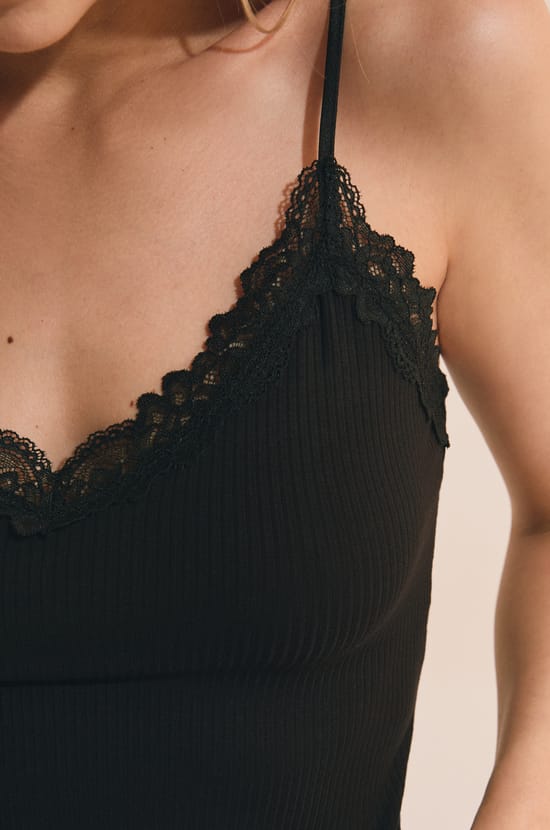 Ensemble de pyjama 2 pi&egrave;ces en maille c&ocirc;tel&eacute;e d&eacute;tails dentelle;${refinementColor}