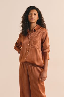 Chemise de pyjama &agrave; rayures satin&eacute;e;${refinementColor}
