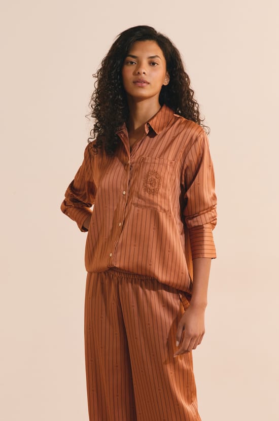 Chemise de pyjama &agrave; rayures satin&eacute;e;${refinementColor}