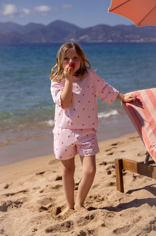 Ensemble de pyjama 2 pi&egrave;ces motifs fraises pour enfant;${refinementColor}