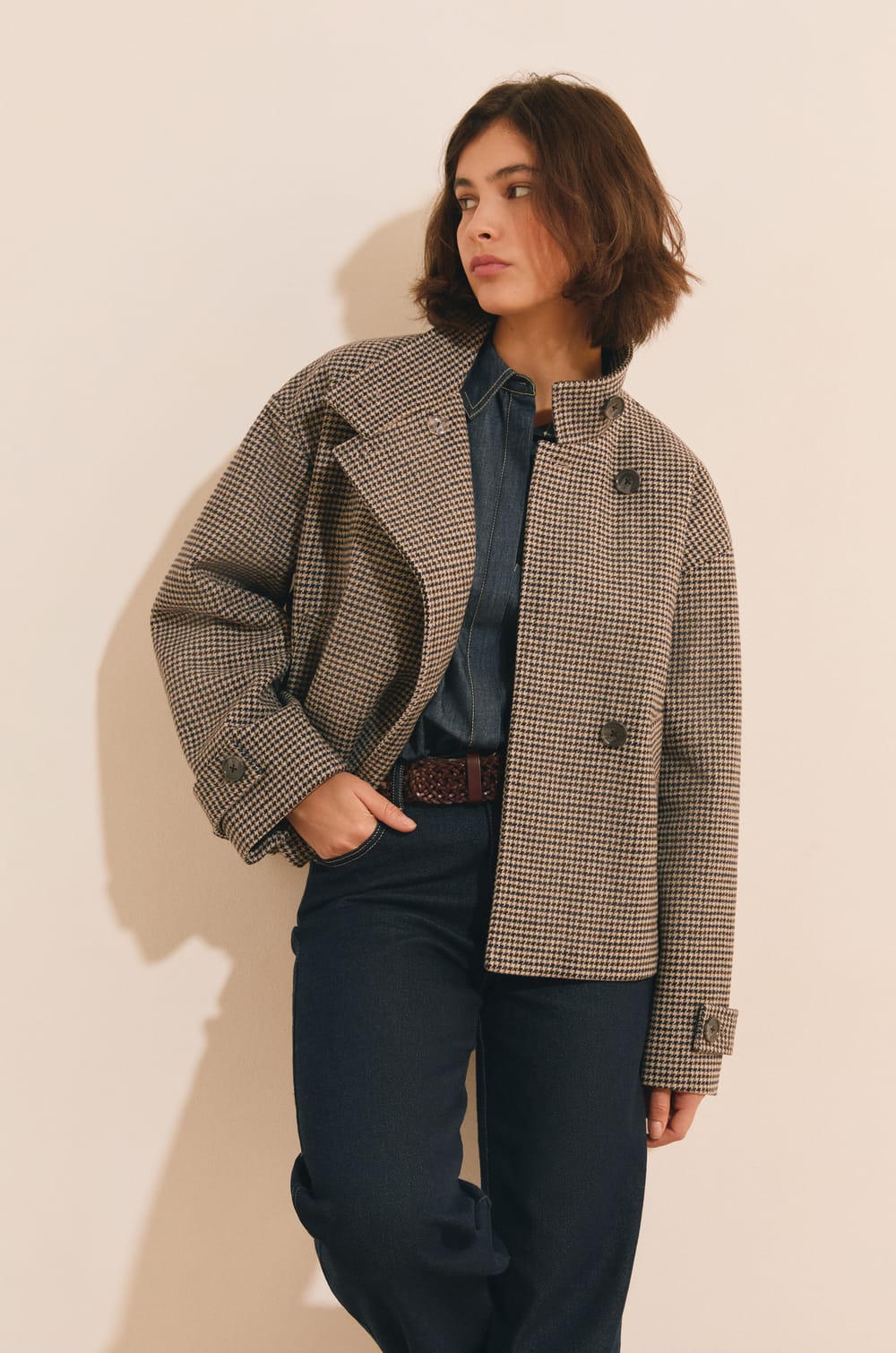 Manteau court avec laine &agrave; motif pied-de-poule et col montant;${refinementColor}