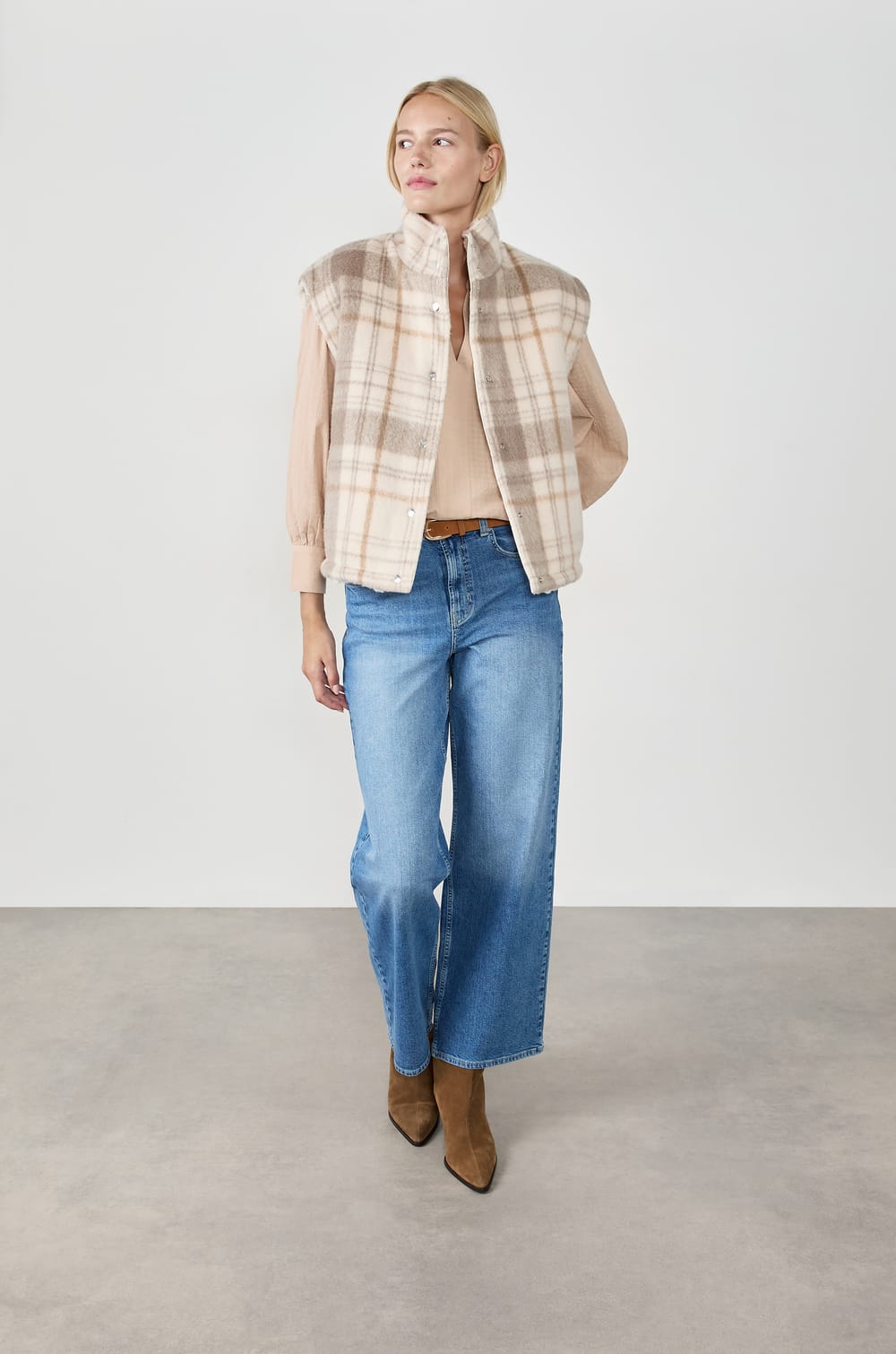 Reversible sleeveless checkered jacket;${refinementColor}