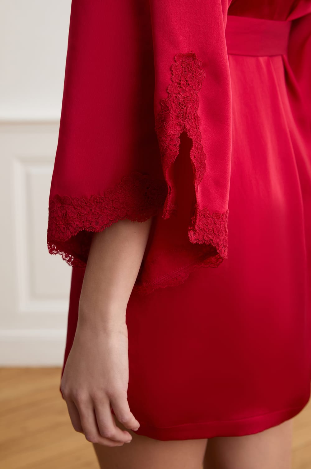 D&eacute;shabill&eacute; en satin avec d&eacute;tails dentelle;${refinementColor}