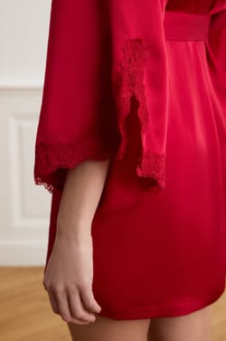 D&eacute;shabill&eacute; en satin avec d&eacute;tails dentelle;${refinementColor}