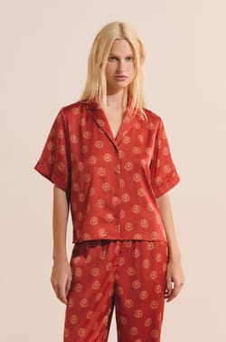 Chemise de pyjama &agrave; motifs fleurs satin&eacute;;${refinementColor}