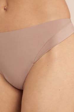 Tanga en microfibre satin&eacute;;${refinementColor}