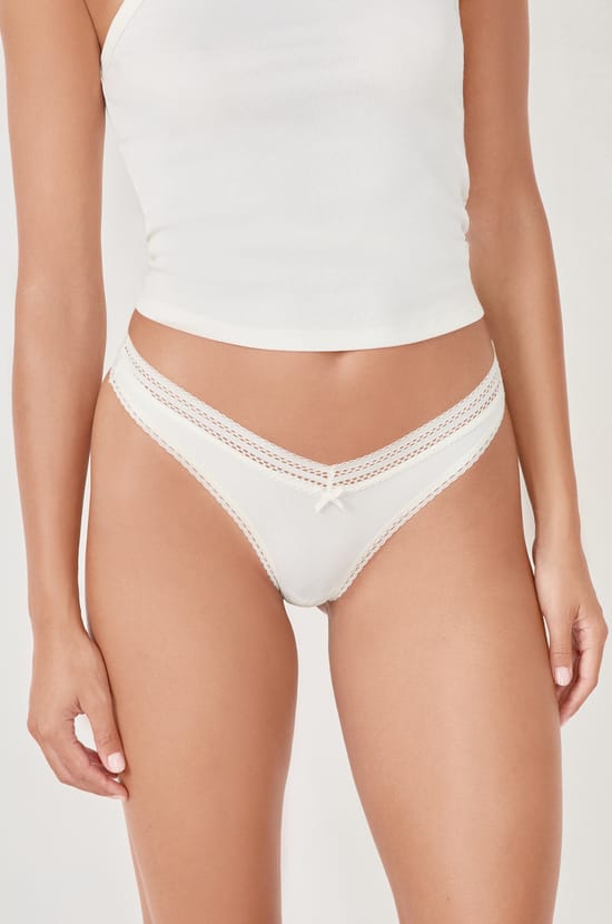 Hoch ausgeschnittener Tanga mit Details aus Spitze;${refinementColor}