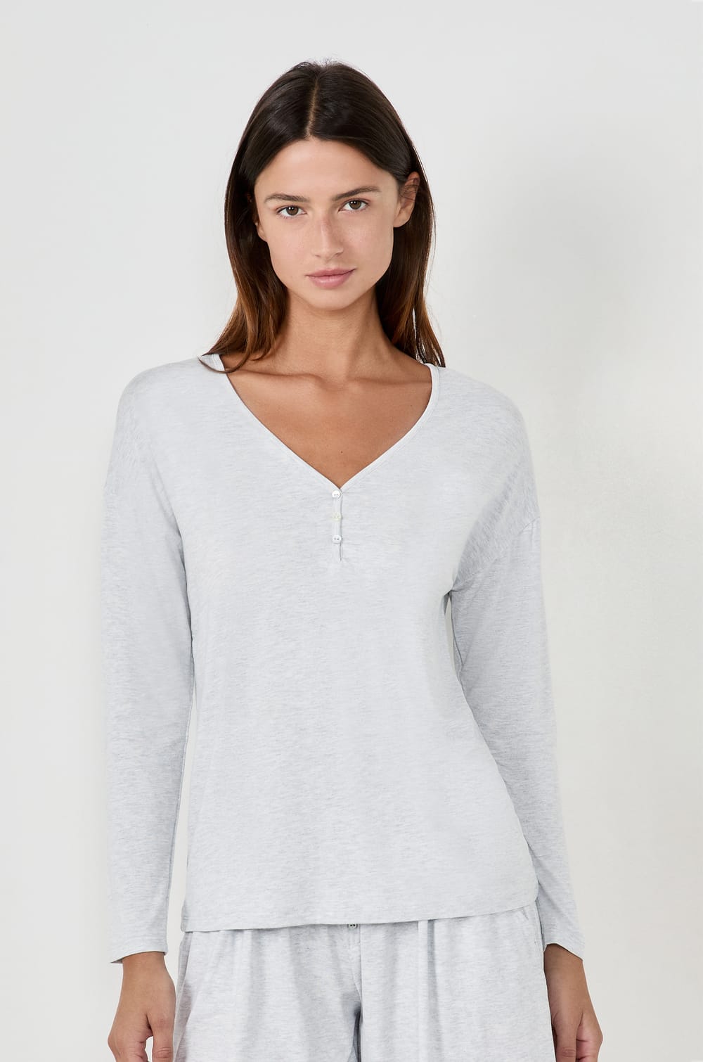 Camiseta cuello en V manga larga;${refinementColor}