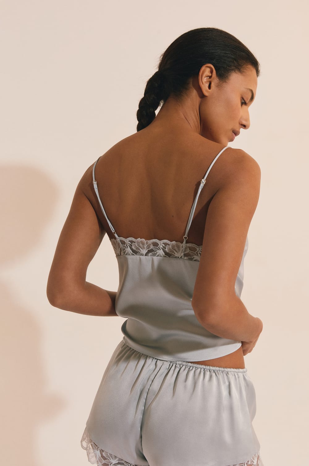 Caraco de pyjama satin&eacute; avec d&eacute;tail en dentelle;${refinementColor}