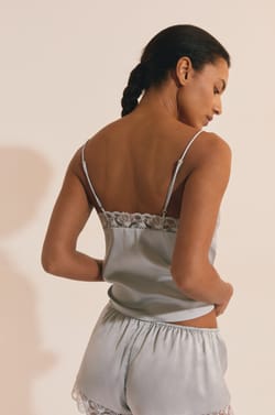 Caraco de pyjama satin&eacute; avec d&eacute;tail en dentelle;${refinementColor}