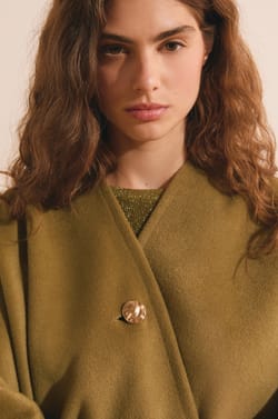 Chaqueta cape fluida;${refinementColor}