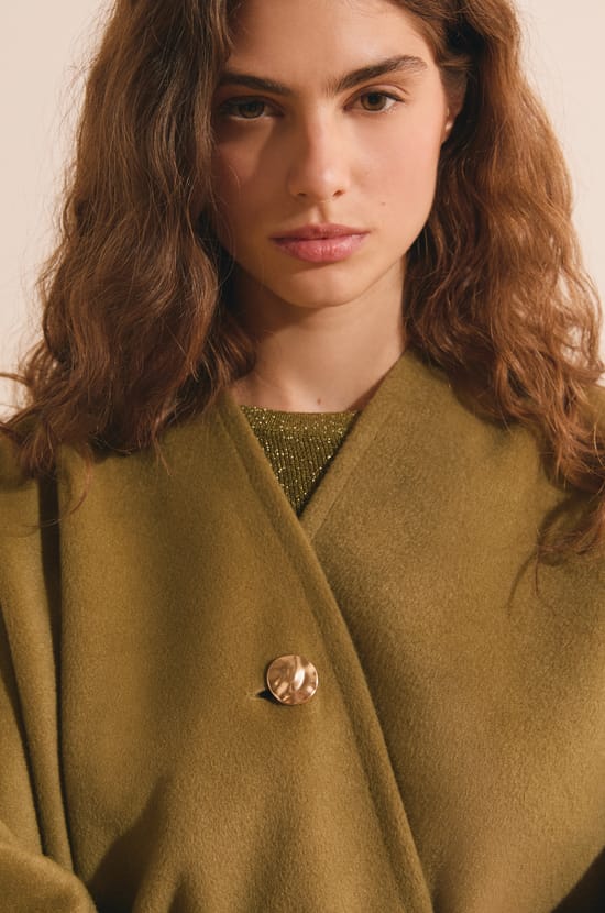 Chaqueta cape fluida;${refinementColor}