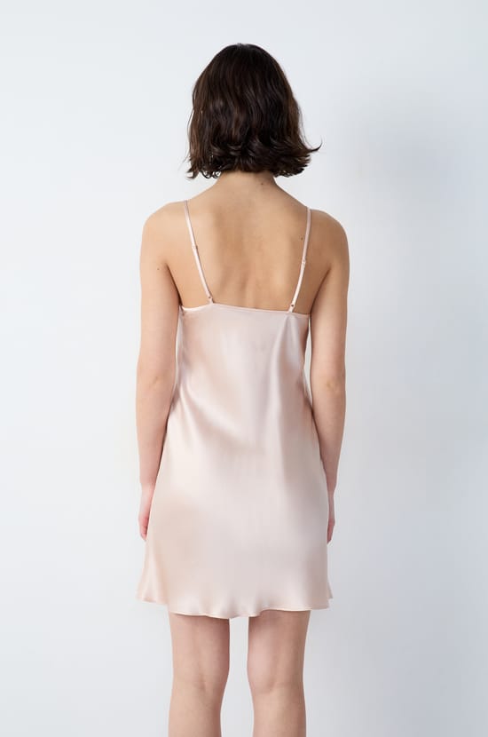 Camis&oacute;n corto de sat&eacute;n con escote de encaje;${refinementColor}