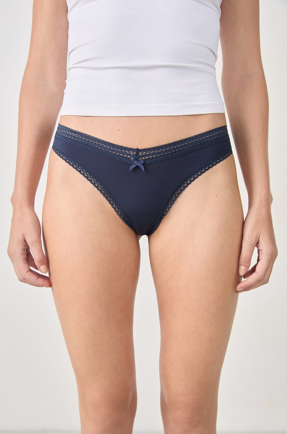V-shape tanga van microvezel en kant;${refinementColor}