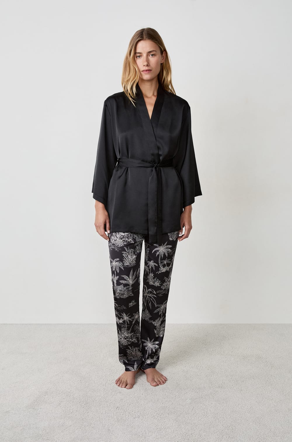 Set de pijama de 3 piezas de sat&eacute;n;${refinementColor}