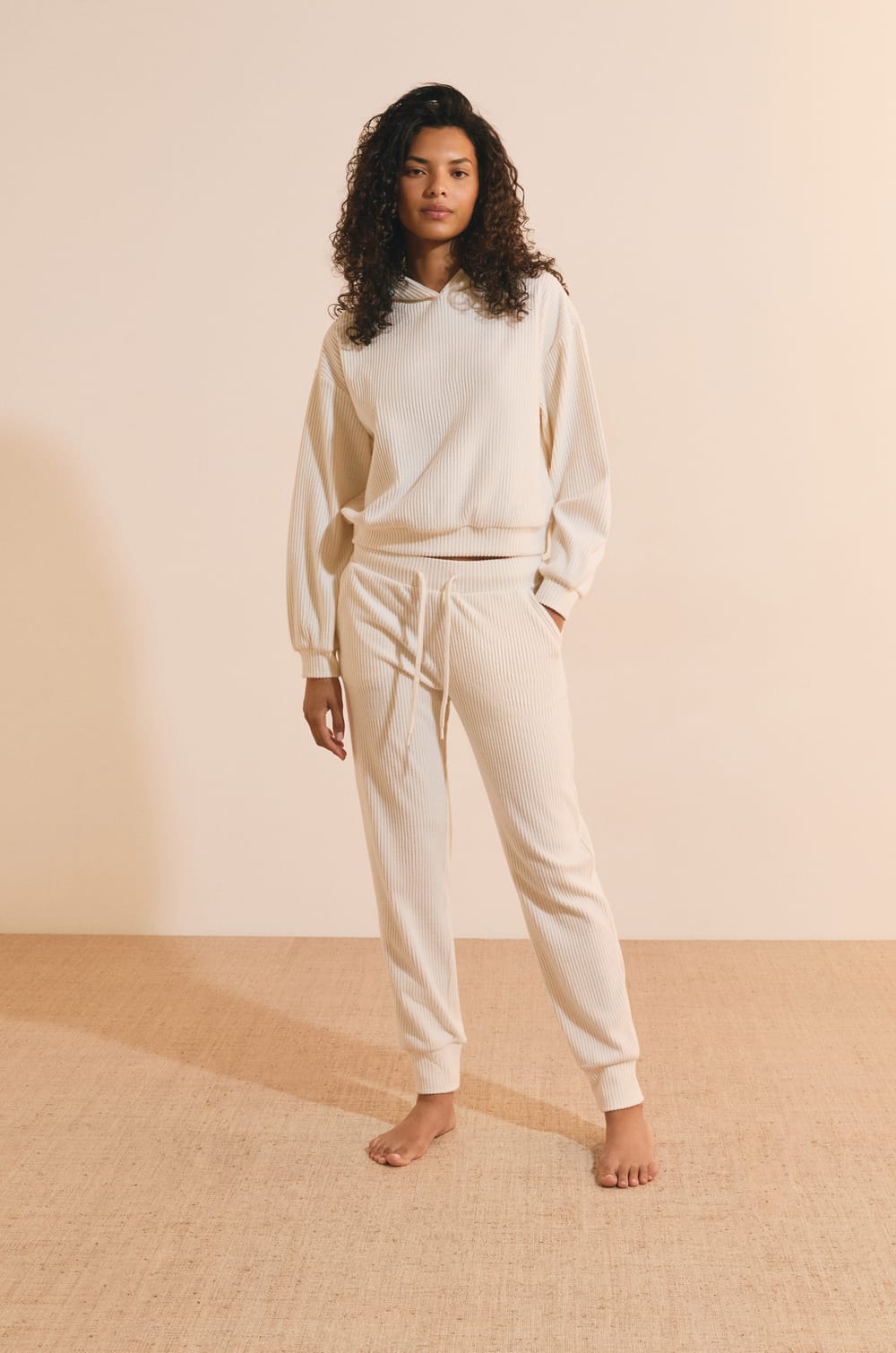 Pantalon de pyjama en velours c&ocirc;tel&eacute;;${refinementColor}
