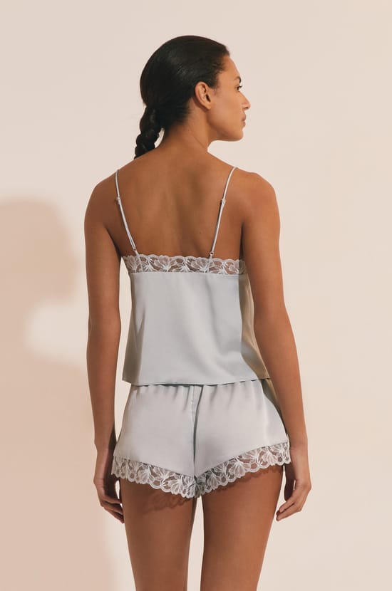 Caraco de pyjama satin&eacute; avec d&eacute;tail en dentelle;${refinementColor}