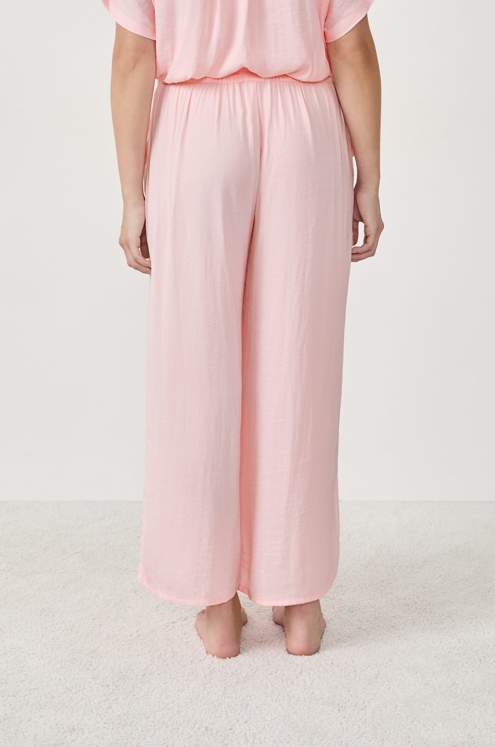 Pantalon satiné 7/8 coupe large;${refinementColor}