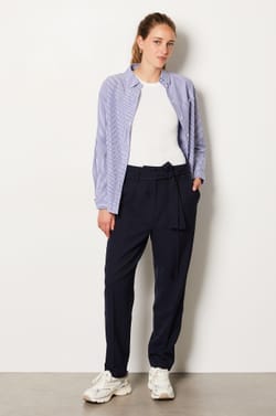 Pantalón corte zanahoria;${refinementColor}