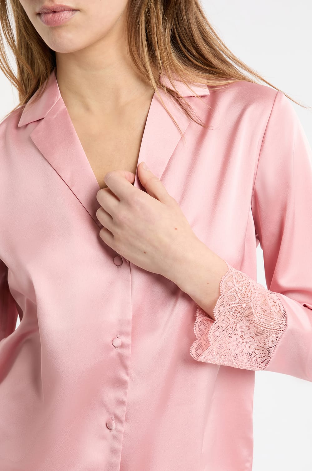 Chemise de pyjama satin&eacute;e avec d&eacute;tails dentelle;${refinementColor}